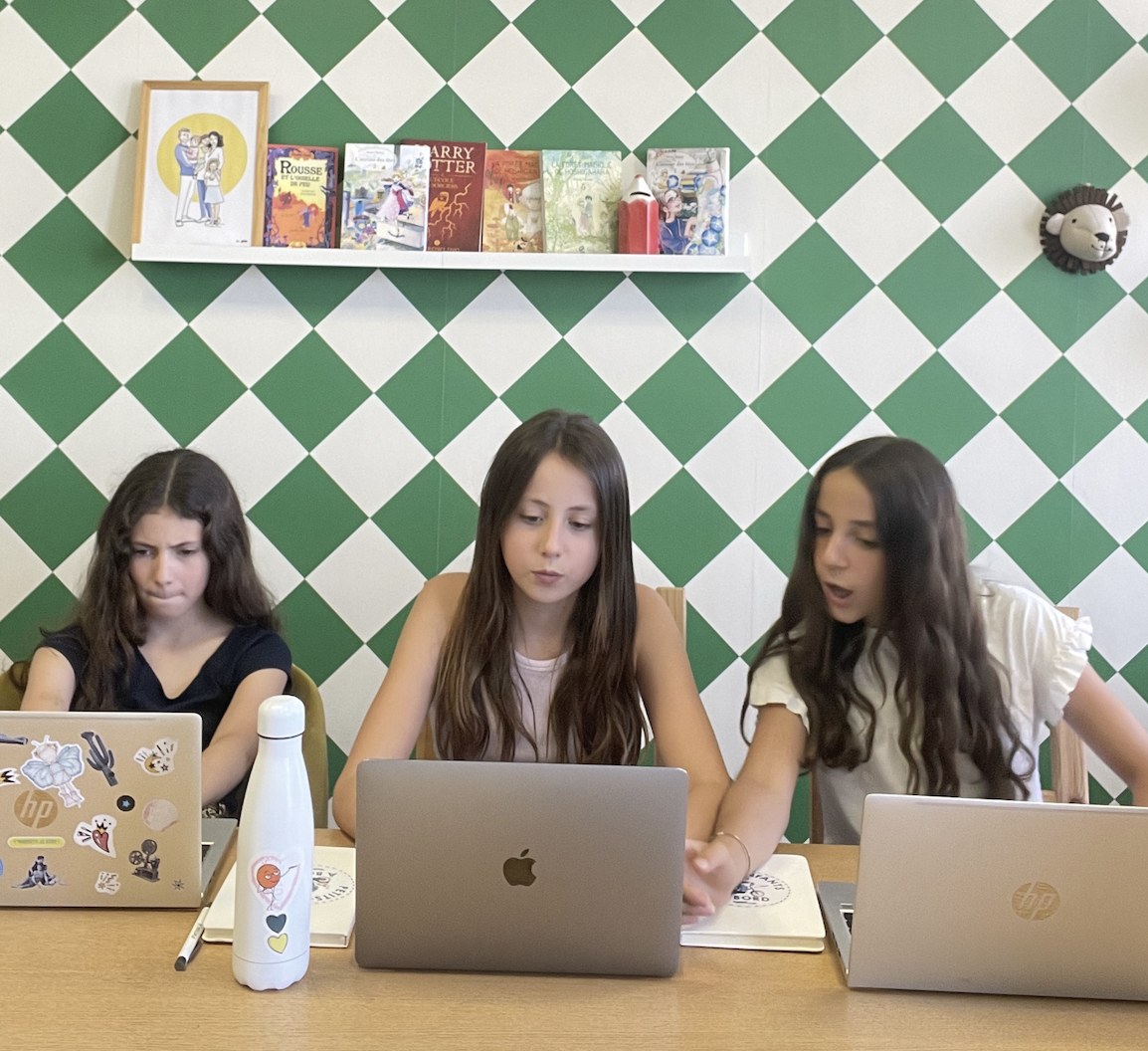 Trois adolescentes de la rédaction du magazine ados devant leurs ordinateurs